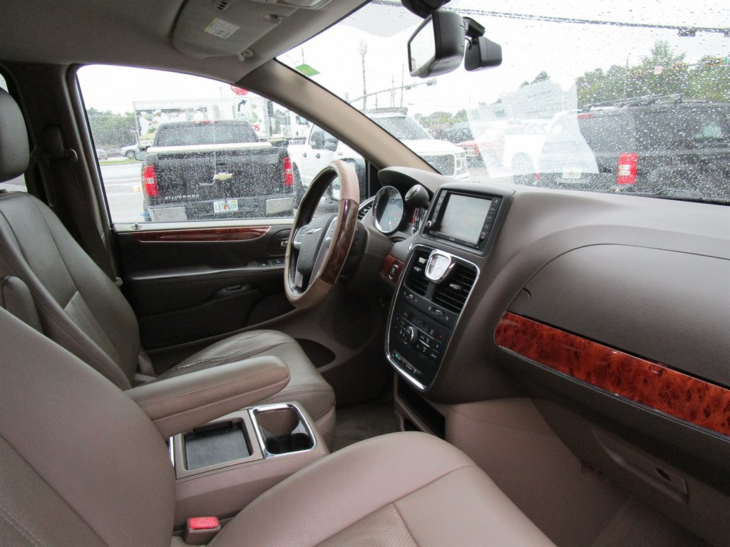 2015 Chrysler Town & Country Touring-L - Photo 10