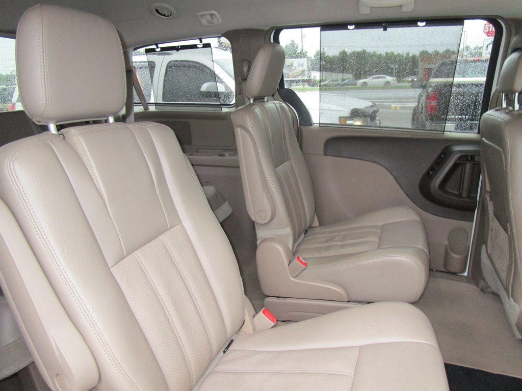 2015 Chrysler Town & Country Touring-L - Photo 9