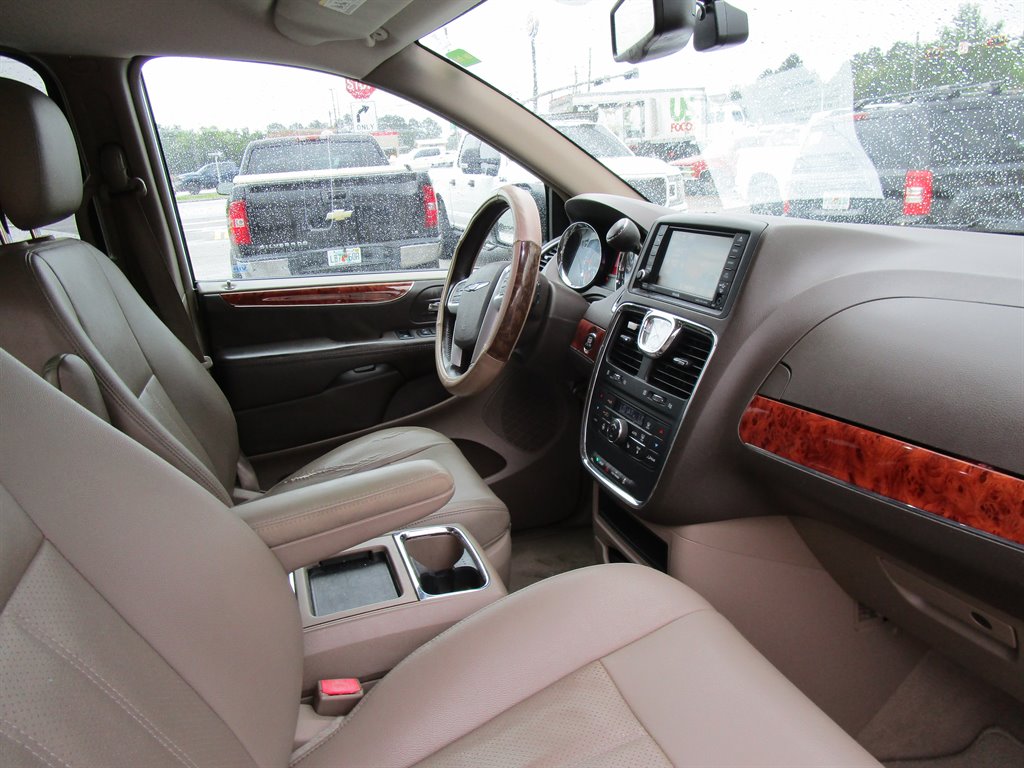 2015 Chrysler Town & Country Touring-L - Photo 11