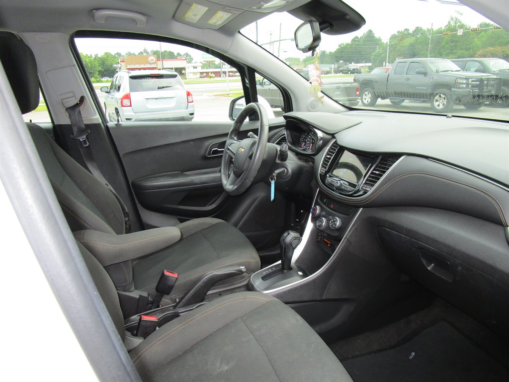 2018 Chevrolet Trax LS - Photo 11